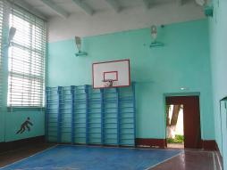 Спортивный зал оборудован баскетбольными щитами, волейбольной сеткой,шведскими стенками, скамьями.